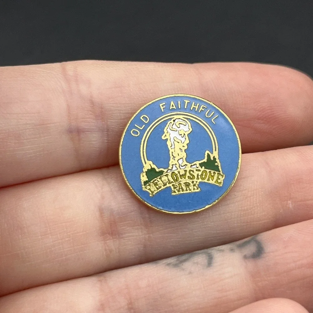 Old‎ Faithful Geyser Yellowstone Park Lapel Hat Pin